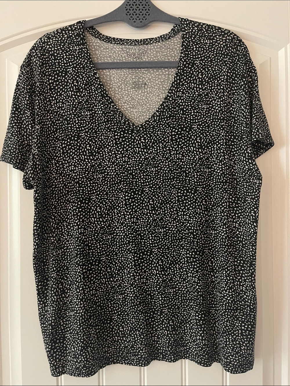 Nine West Soft Spun Black White Print V Neck Soft Tee Large